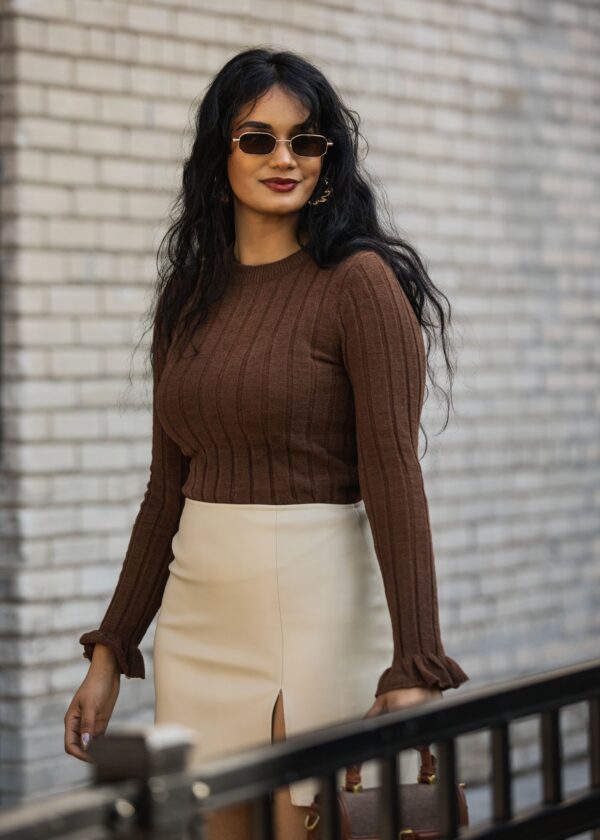 BROWN RIBBED KNIT RUFFLE CUFF SWEATER