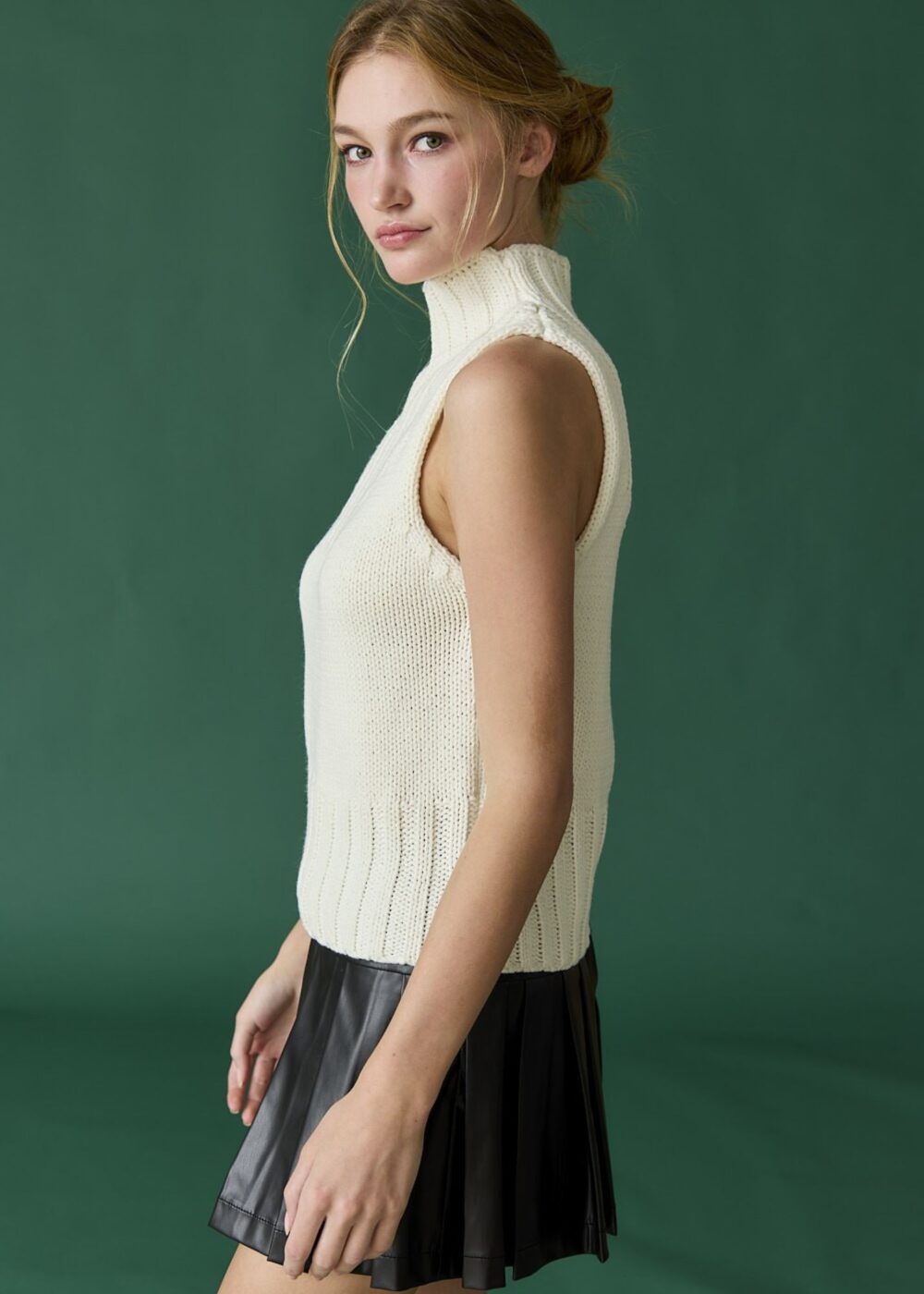 WHITE SLEEVELESS TURTLENECK SWEATER TOP