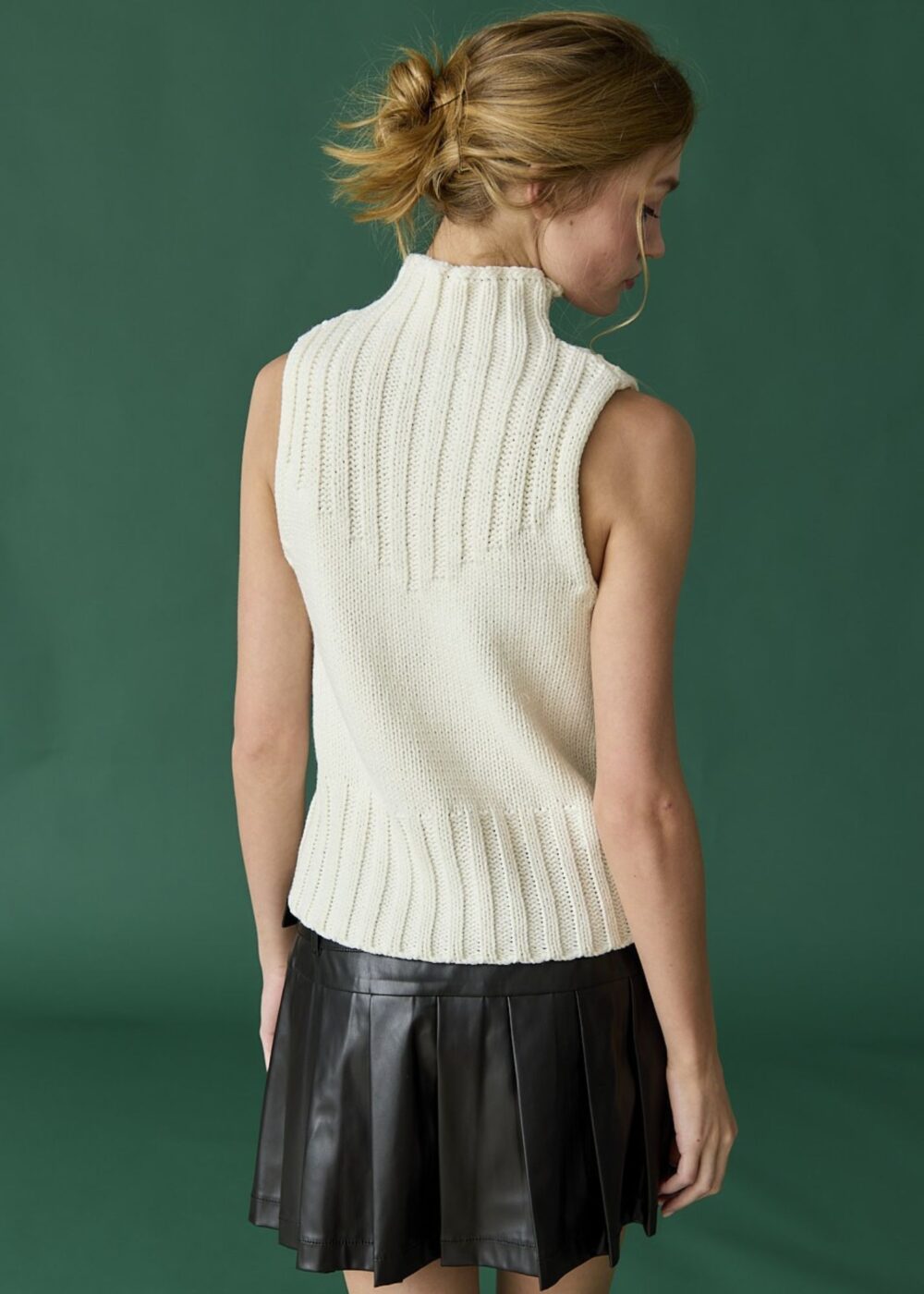 WHITE SLEEVELESS TURTLENECK SWEATER TOP