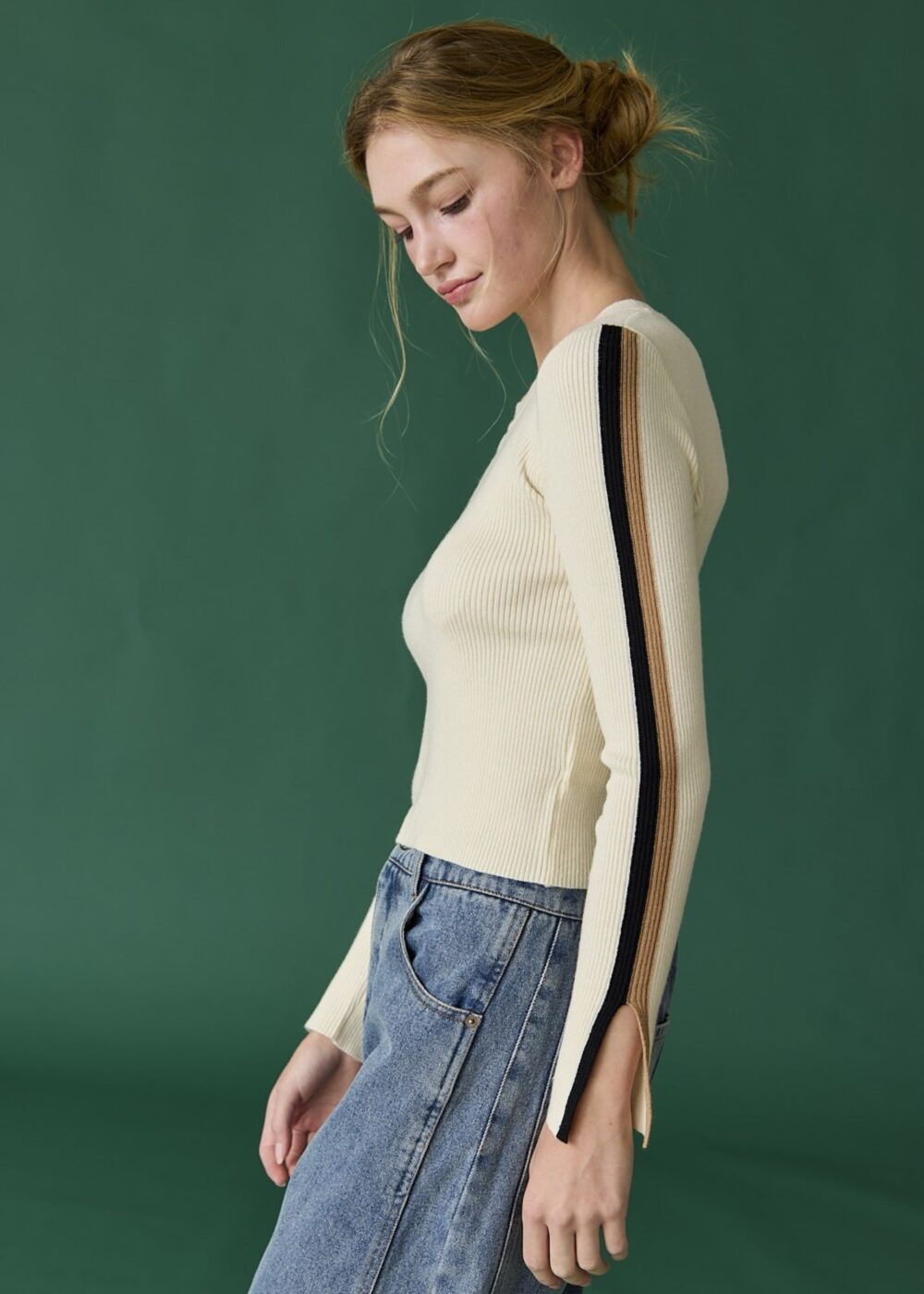 CREAM KNIT TOP WITH STRIPE SLEEVE