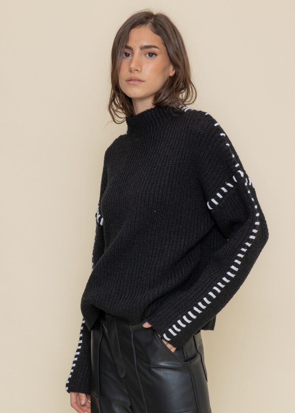 BLACK OVERSIZED RIBBED KNIT SWEATER WITH WHITE BLANKET STITCH CONTRAST