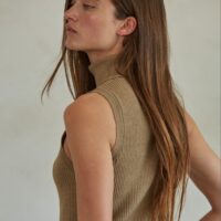 BROWN SLEEVELESS TURTLENECK TOP