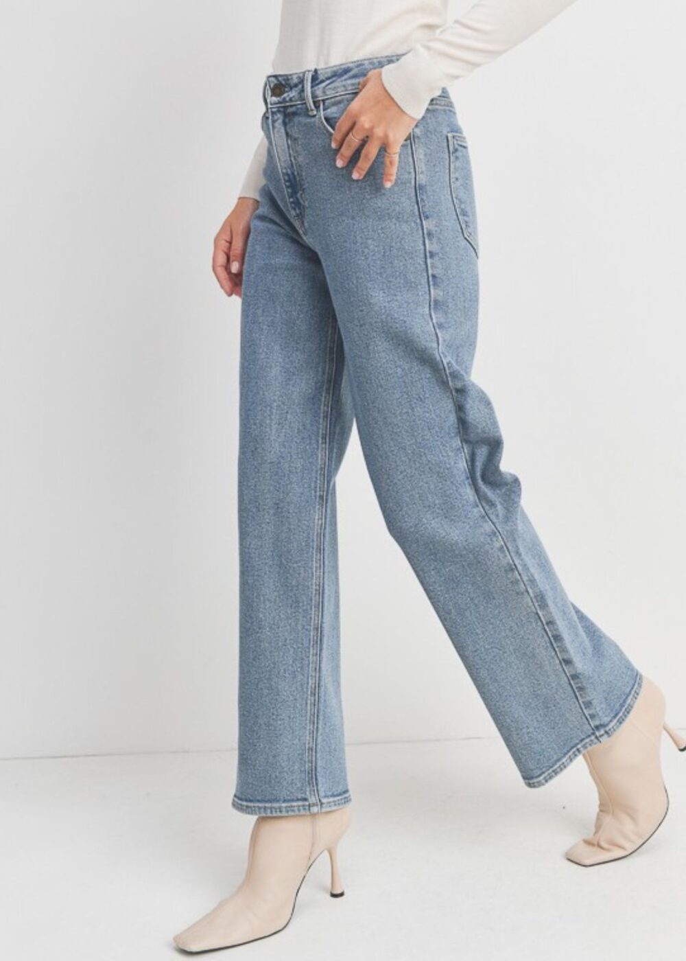 LIGHT WASH STRAIGHT LEG JEANS