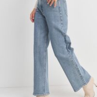 LIGHT WASH STRAIGHT LEG JEANS