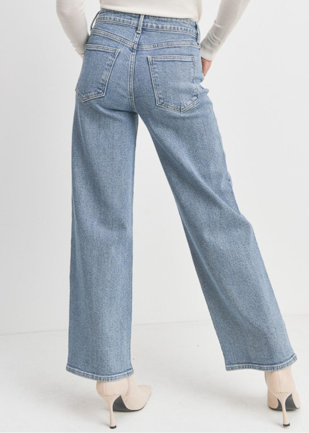 LIGHT WASH STRAIGHT LEG JEANS