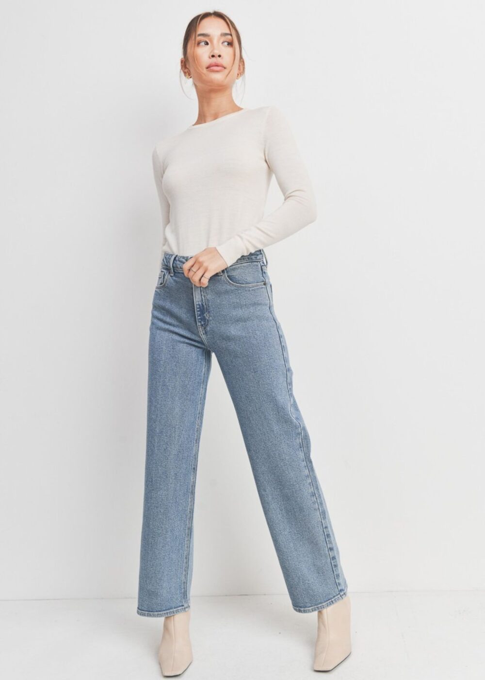 LIGHT WASH STRAIGHT LEG JEANS