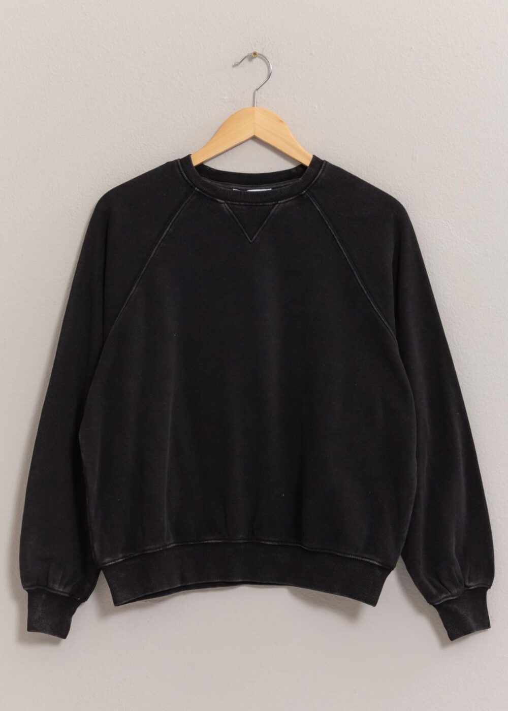 BLACK CREW NECK SWEATSHIRT