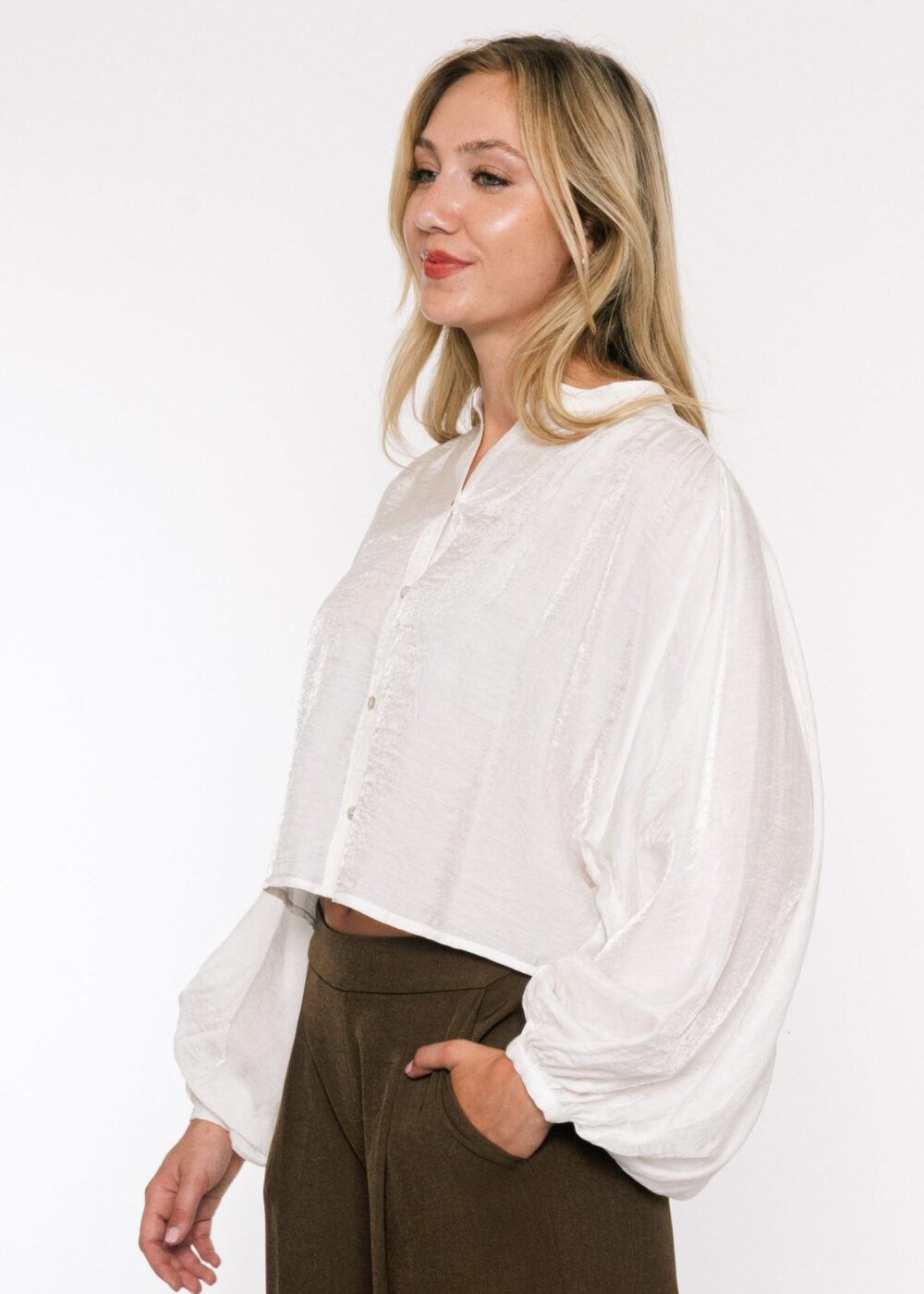 WHITE BALLOON SLEEVE BUTTON UP TOP