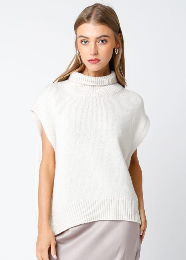 CREAM SLEEVELESS TURTLENECK SWEATER