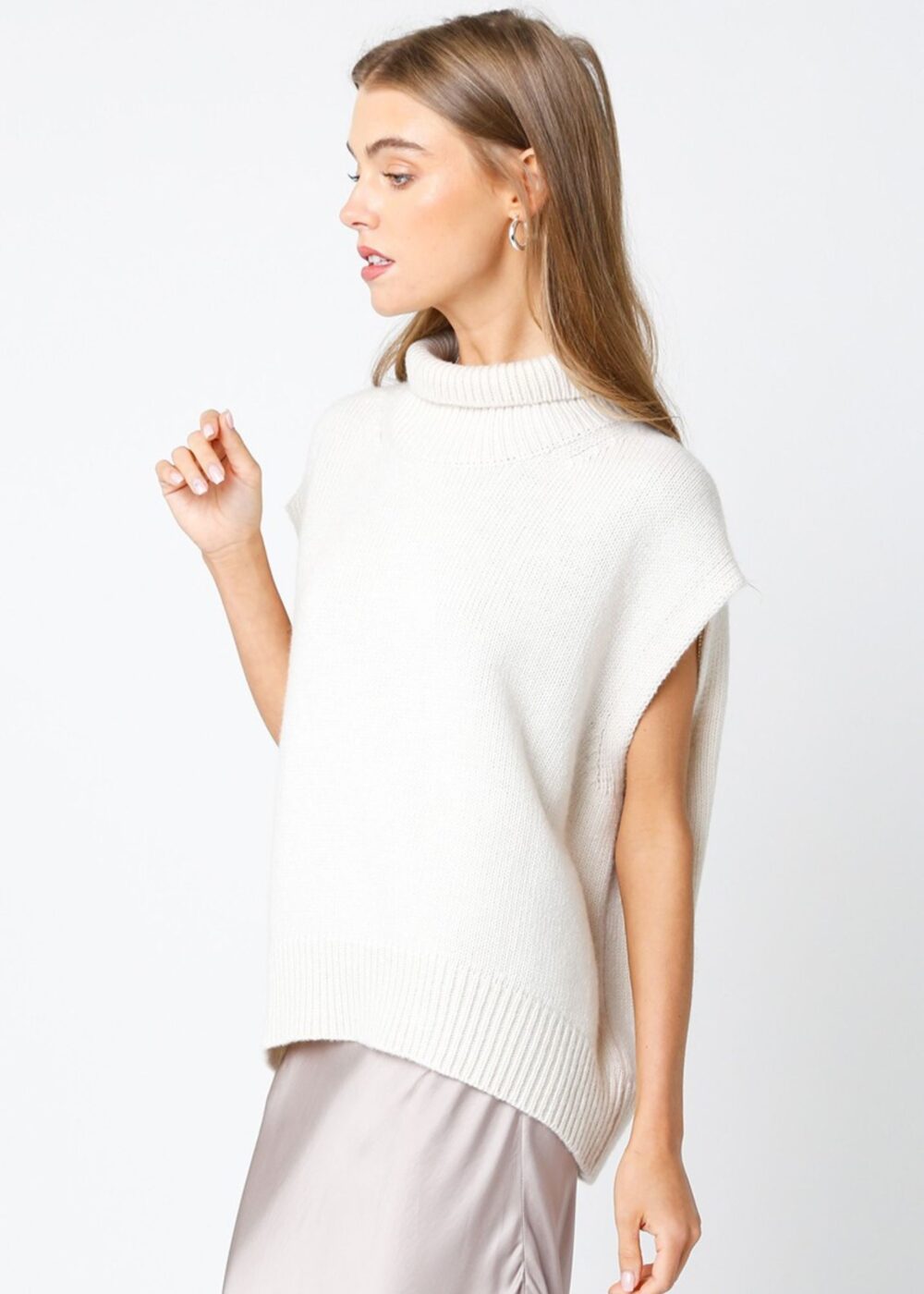 CREAM SLEEVELESS TURTLENECK SWEATER