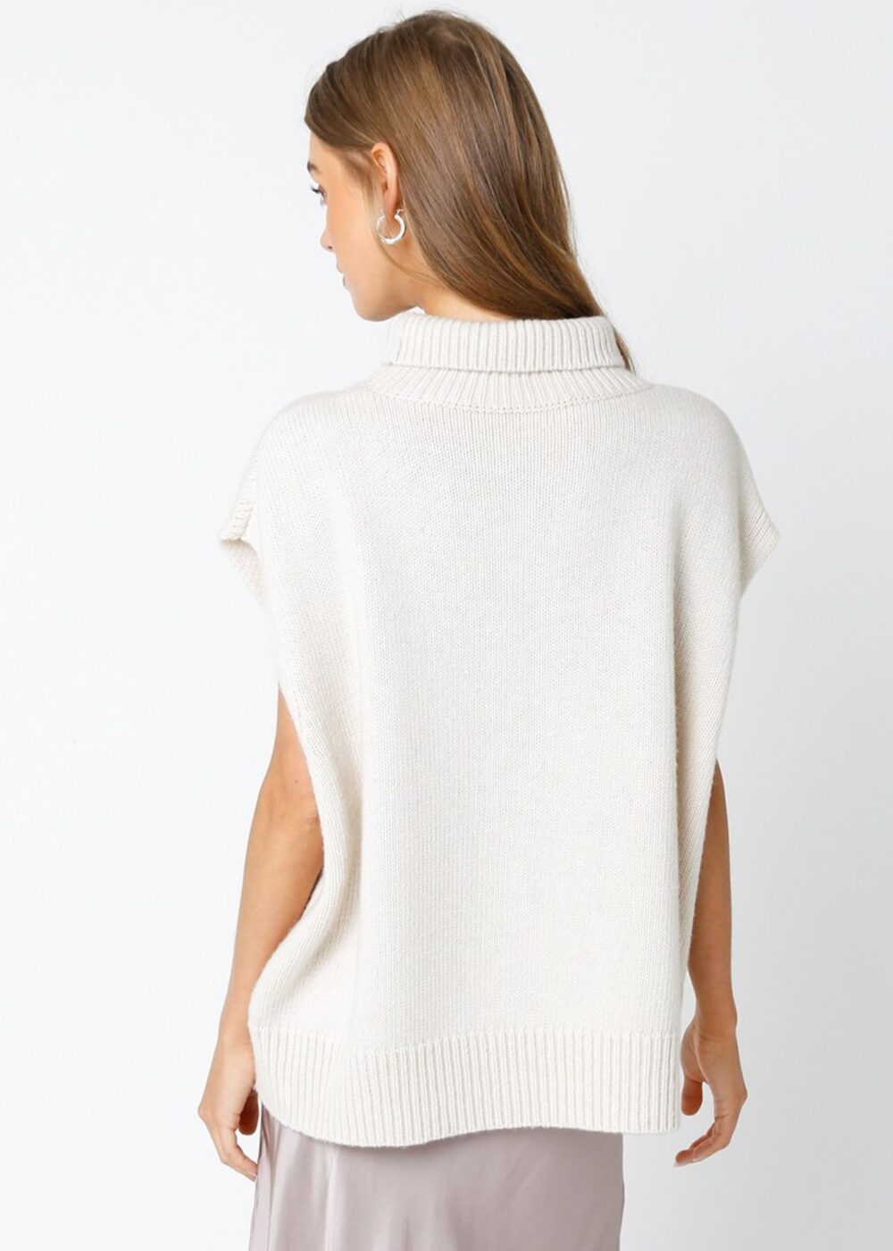 CREAM SLEEVELESS TURTLENECK SWEATER