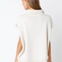 CREAM SLEEVELESS TURTLENECK SWEATER