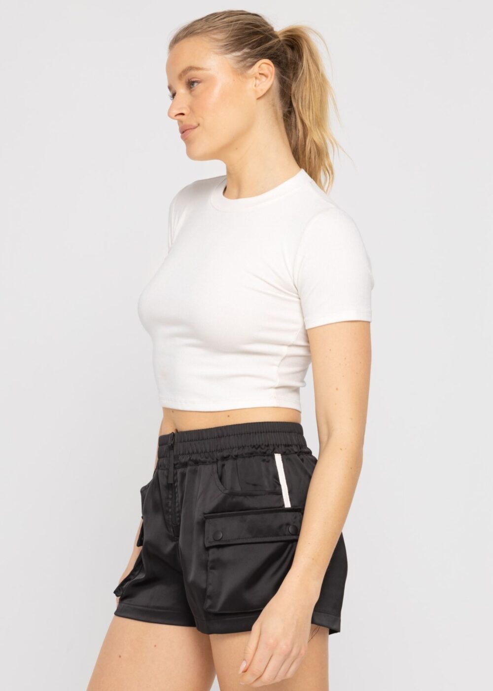 WHITE SHORT SLEEVE CROP TOP