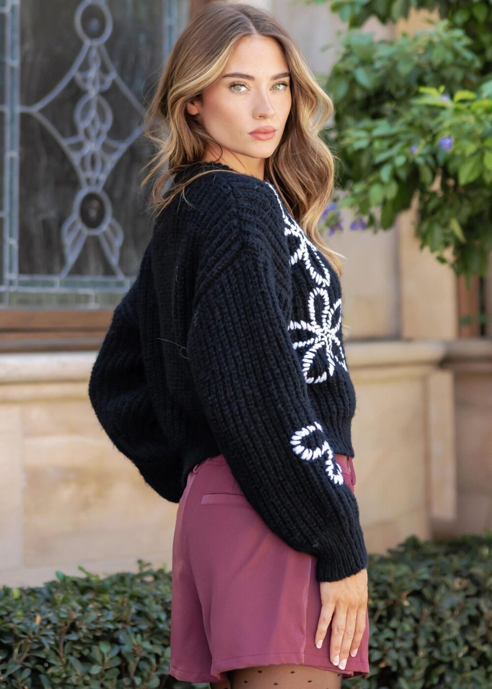 BLACK RIBBED KNIT SWEATER WITH WHITE FLORAL EMBROIDERED PATTERN