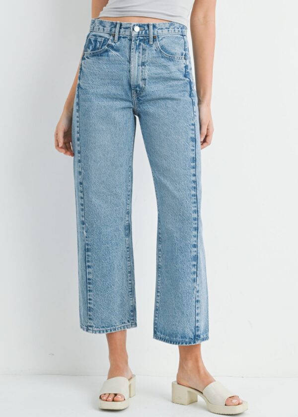 MEDIUM WASH BARREL LEG JEANS