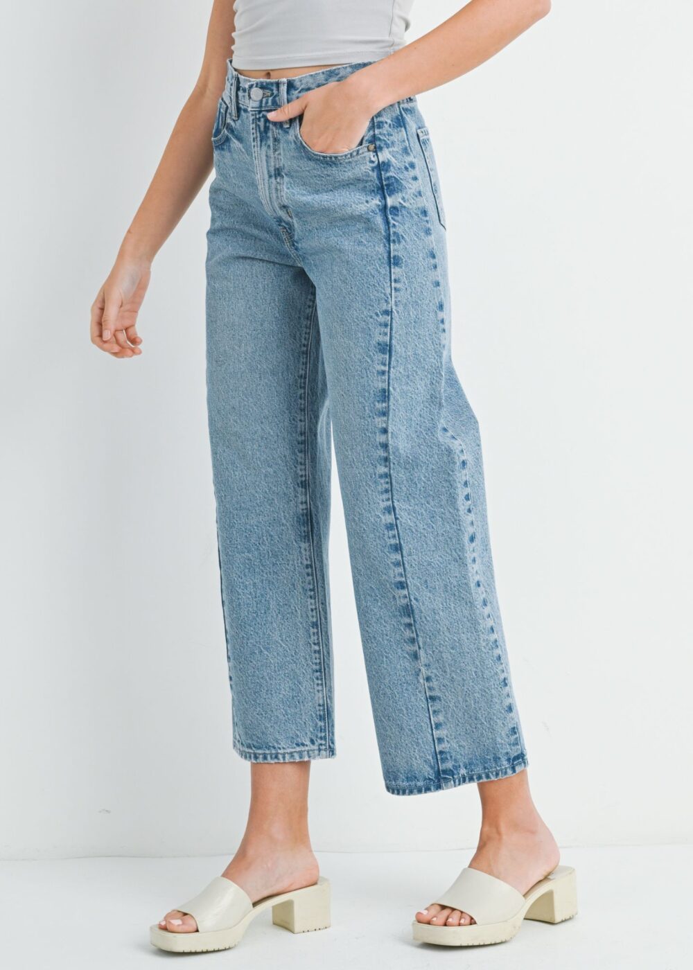 MEDIUM WASH BARREL LEG JEANS