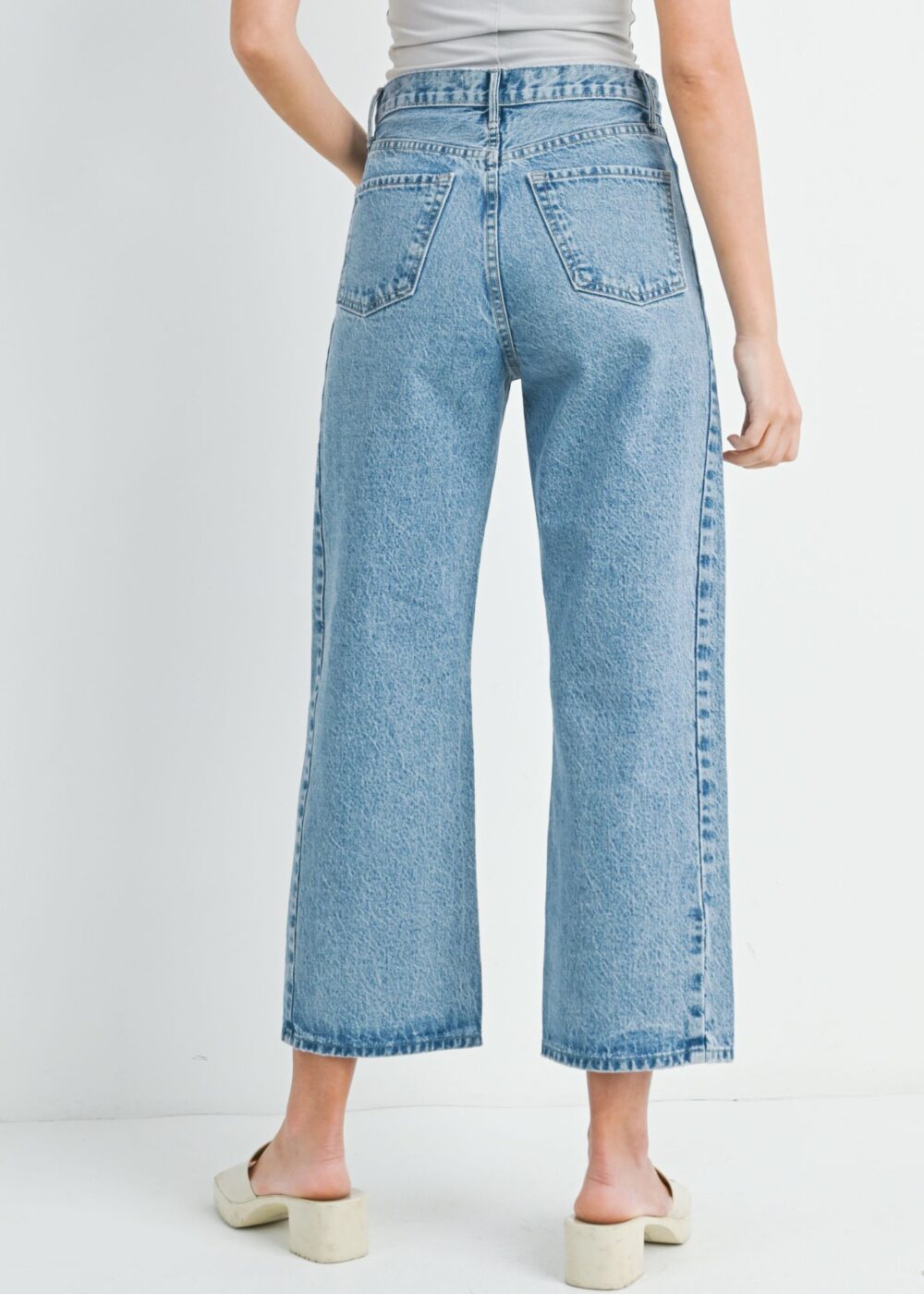 MEDIUM WASH BARREL LEG JEANS