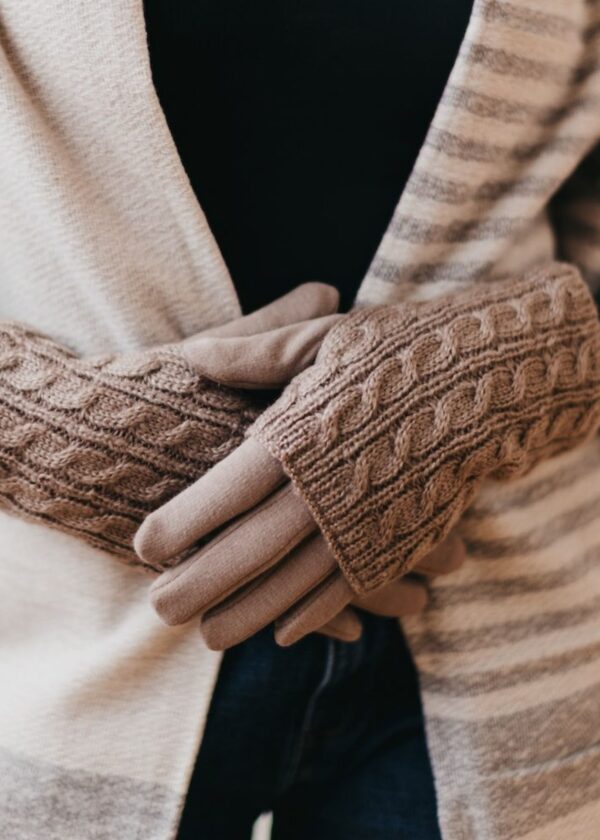 BROWN CABLE KNIT GLOVES