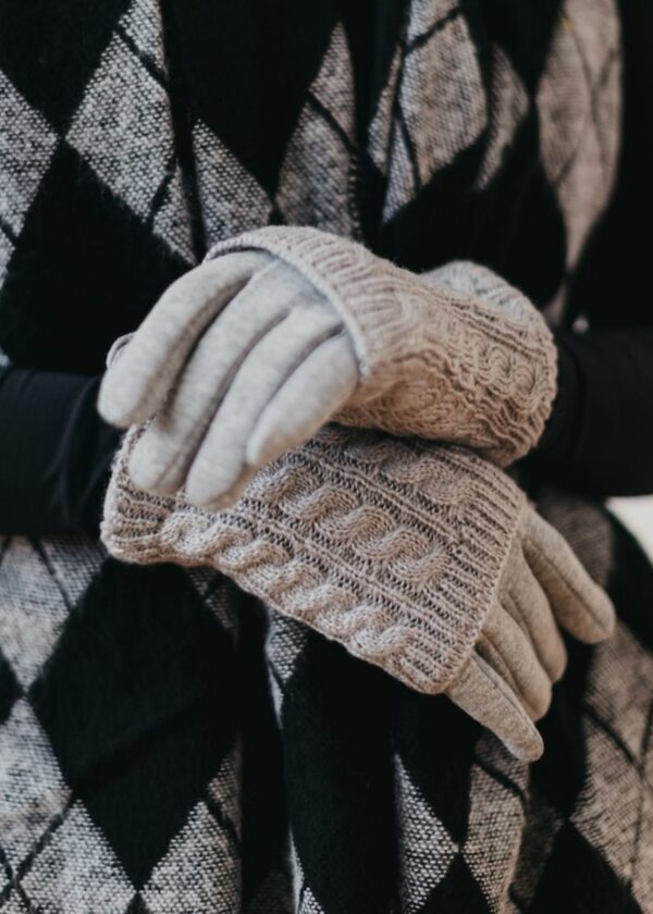 GREY CABLE KNIT GLOVES