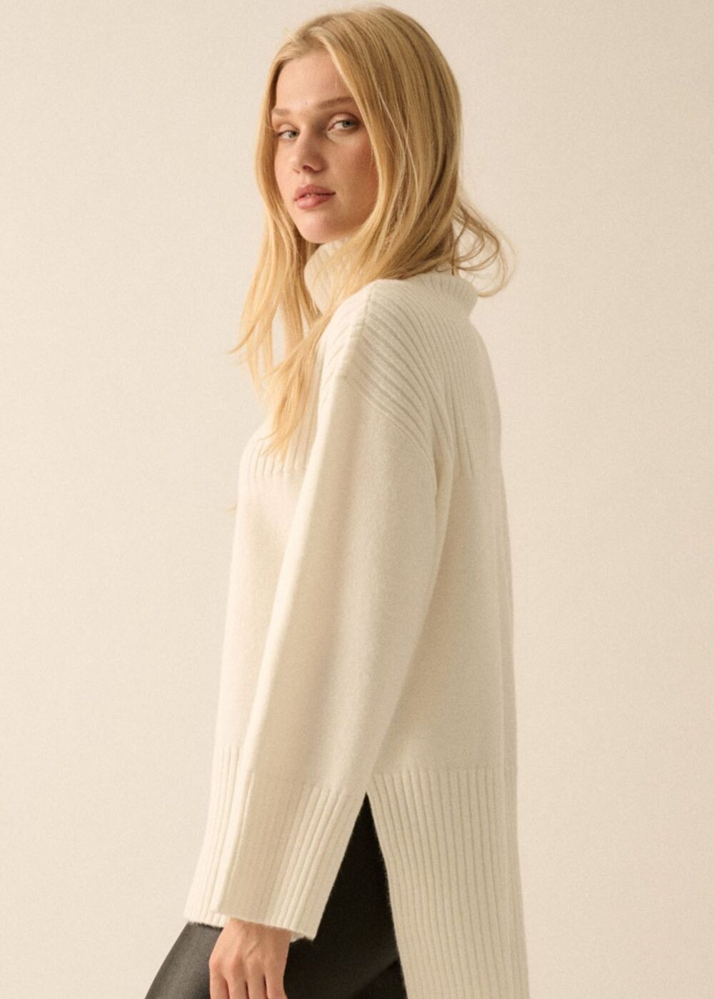 CREAM TURTLENECK SWEATER