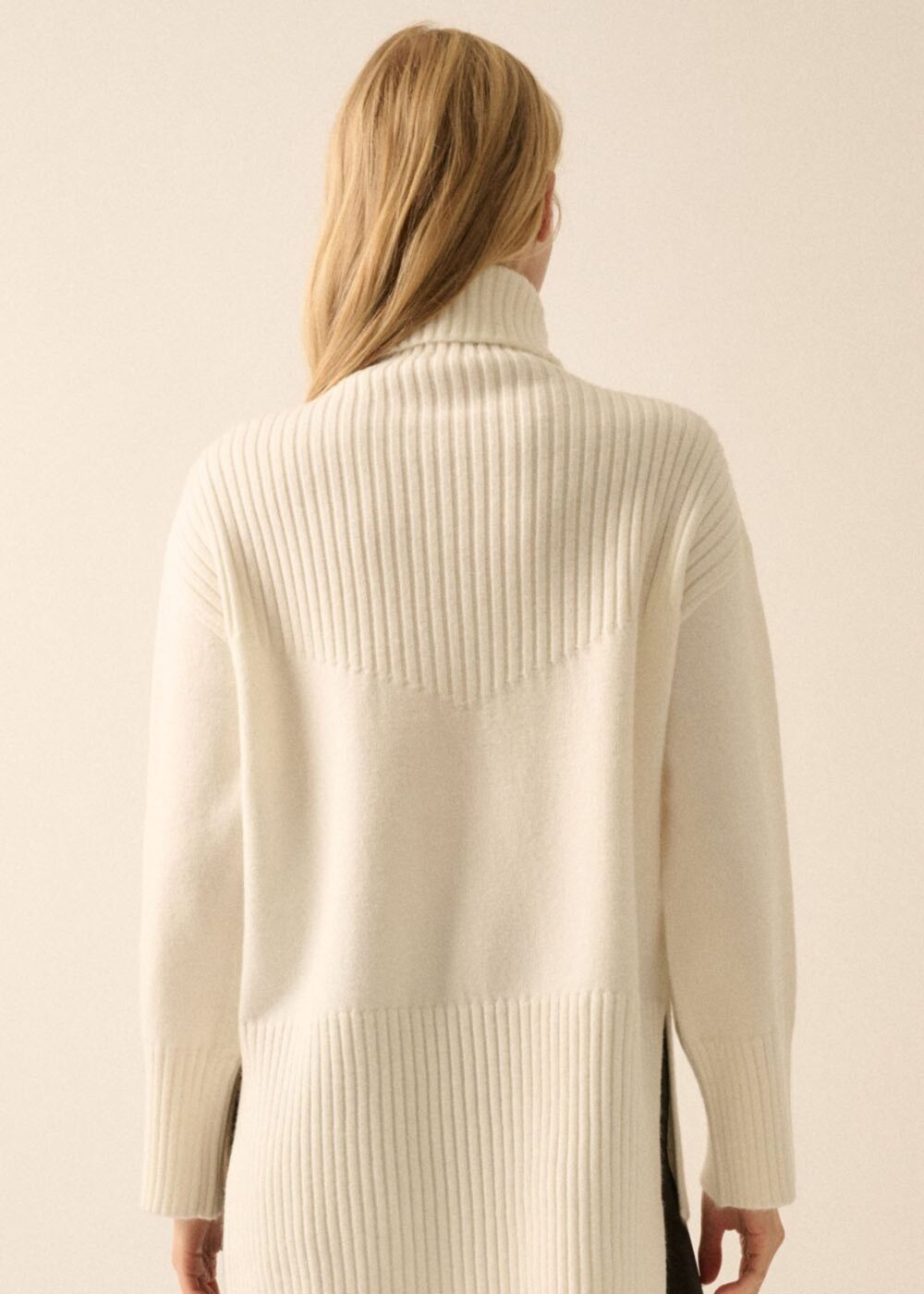 CREAM TURTLENECK SWEATER