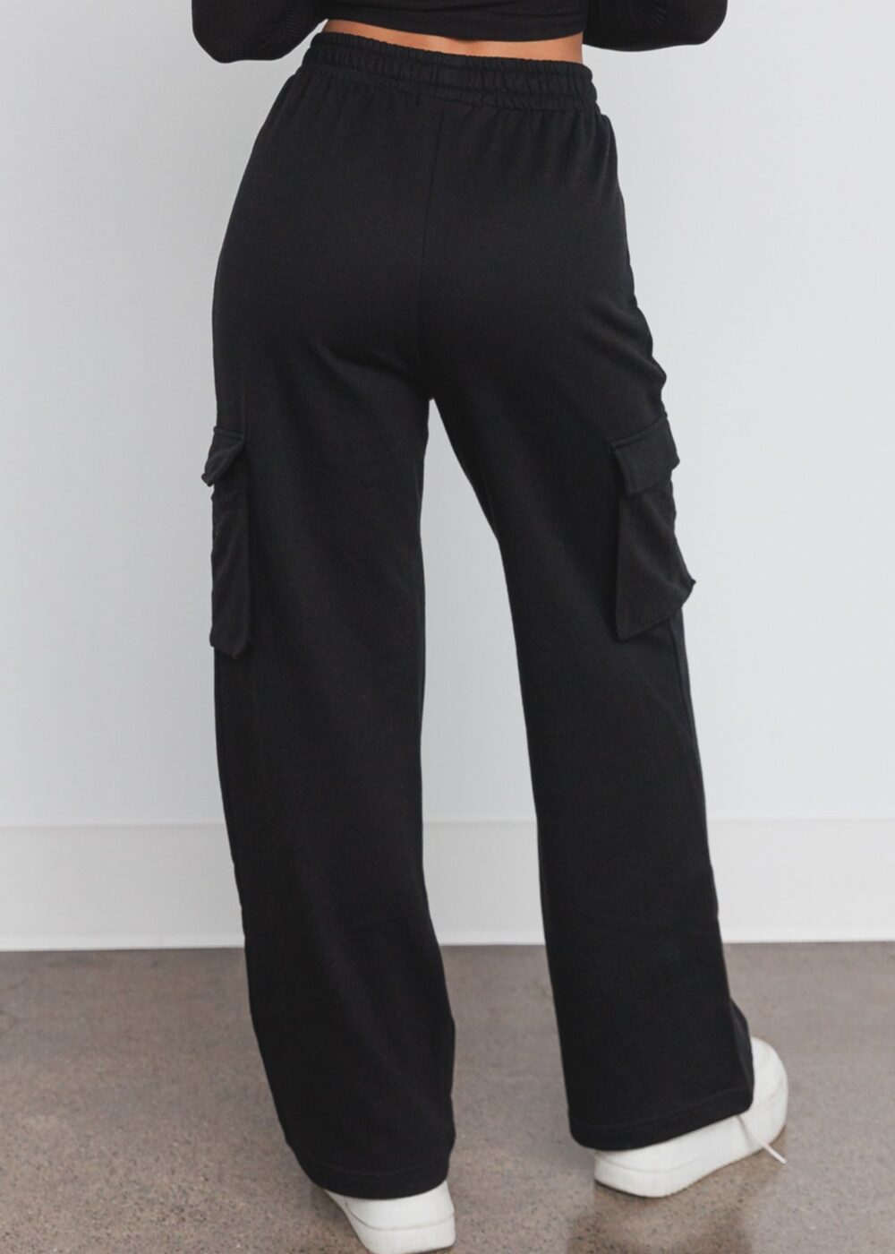 BLACK CARGO SWEATPANTS