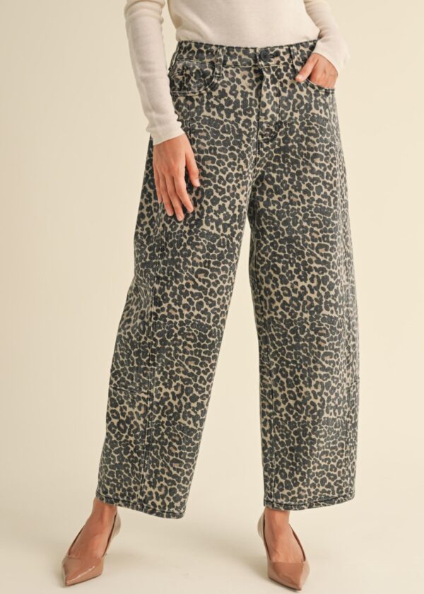 LEOPARD PRINT BARREL LEG PANTS