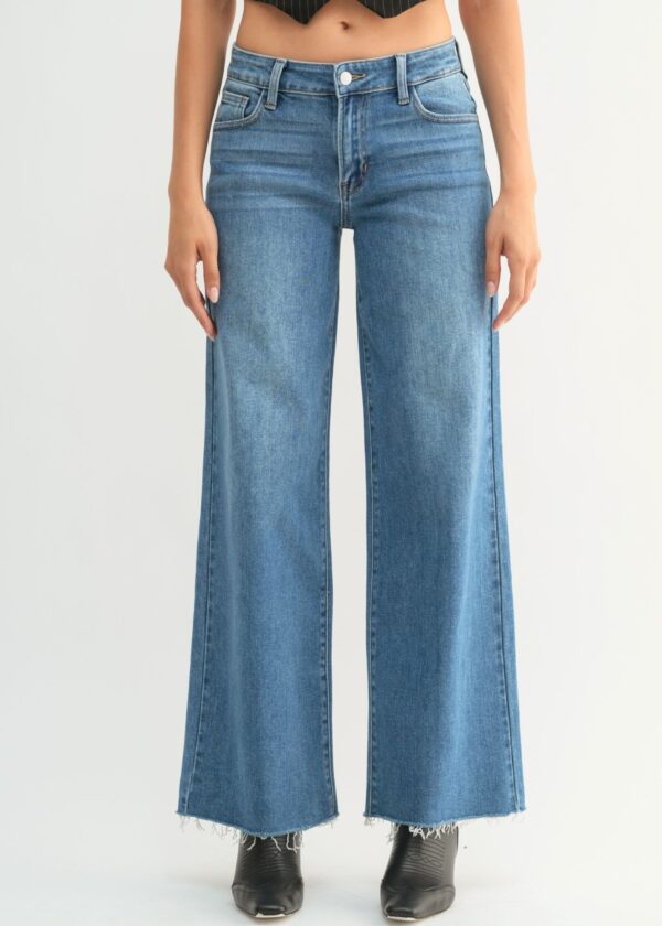 MEDIUM WASH LOW RISE SUPER WIDE LEG JEANS