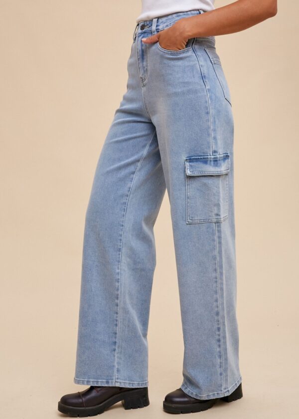 LIGHT WASH CARGO WIDE LEG JEANS