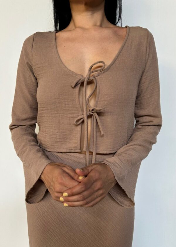 MOCHA BROWN FRONT TIE LONG SLEEVE CROP TOP