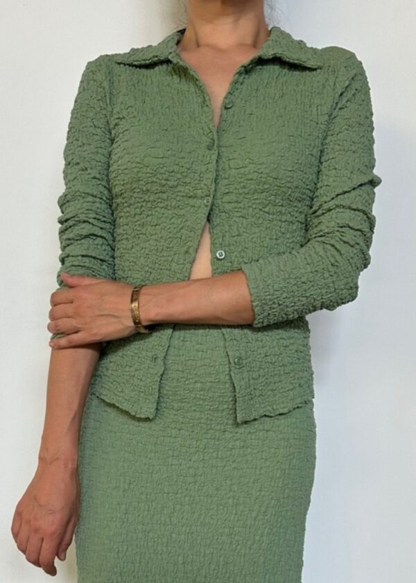 GREEN CREPE BUTTON UP TOP