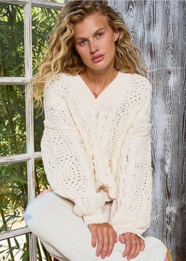 CREAM CABLE KNIT V-NECK SWEATER